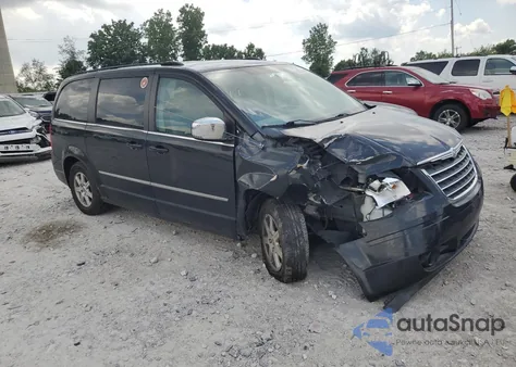 2010 Chrysler Town & Country Touring z USA, uszkodzony, nr VIN 2A4RR5DX8AR442916